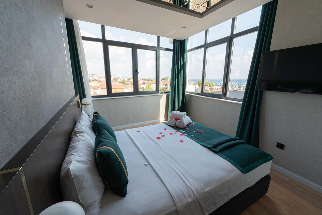 Zimmer mit Kingsize-Bett und Meerblick
