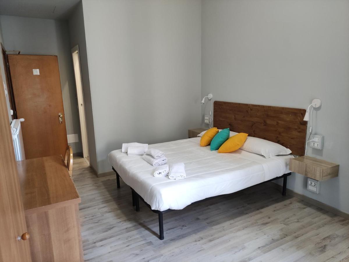 Zimmer mit Kingsize-Bett und Balkon