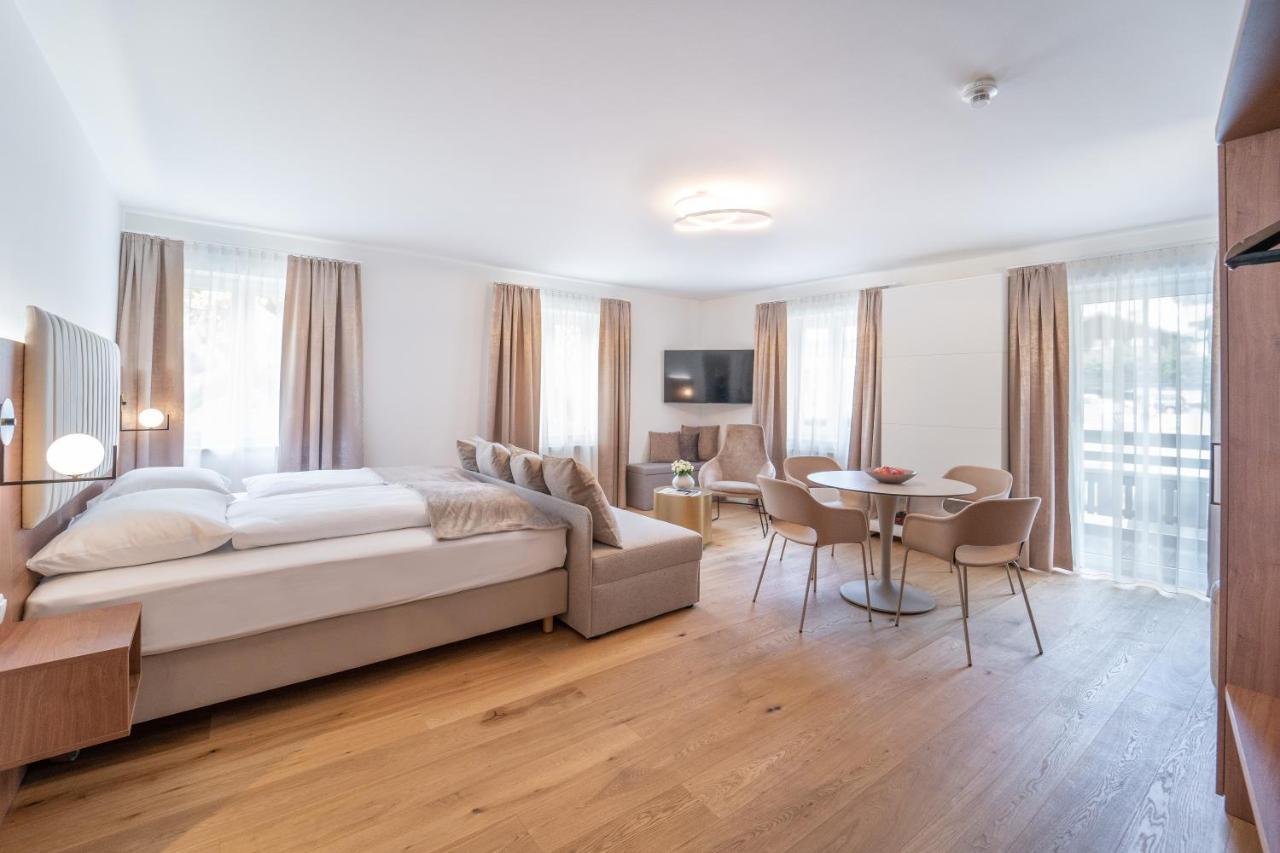 Familienzimmer mit elektrischem Kamin und Balkon