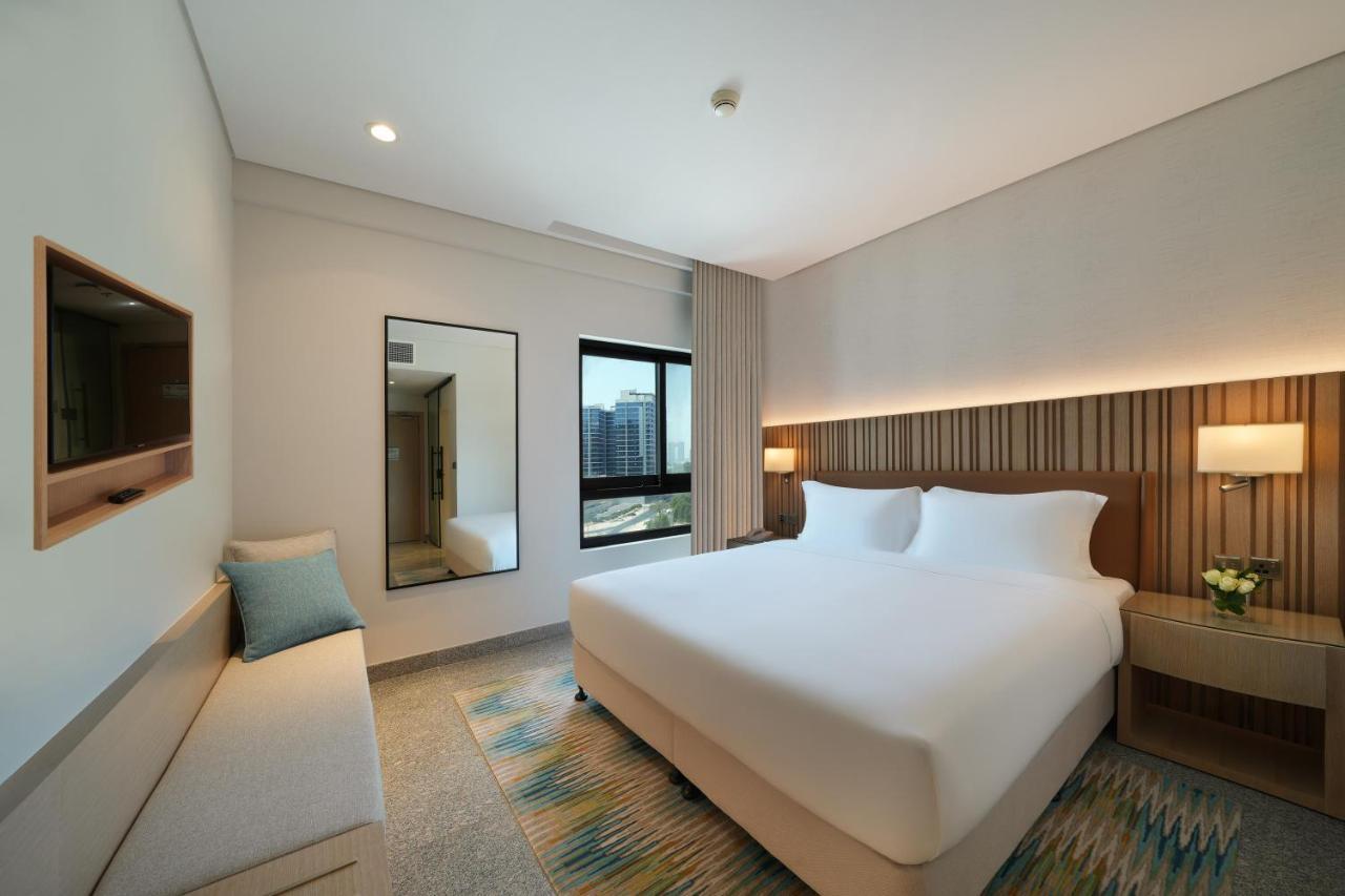 Zimmer mit Poolblick - Kingsize-Bett