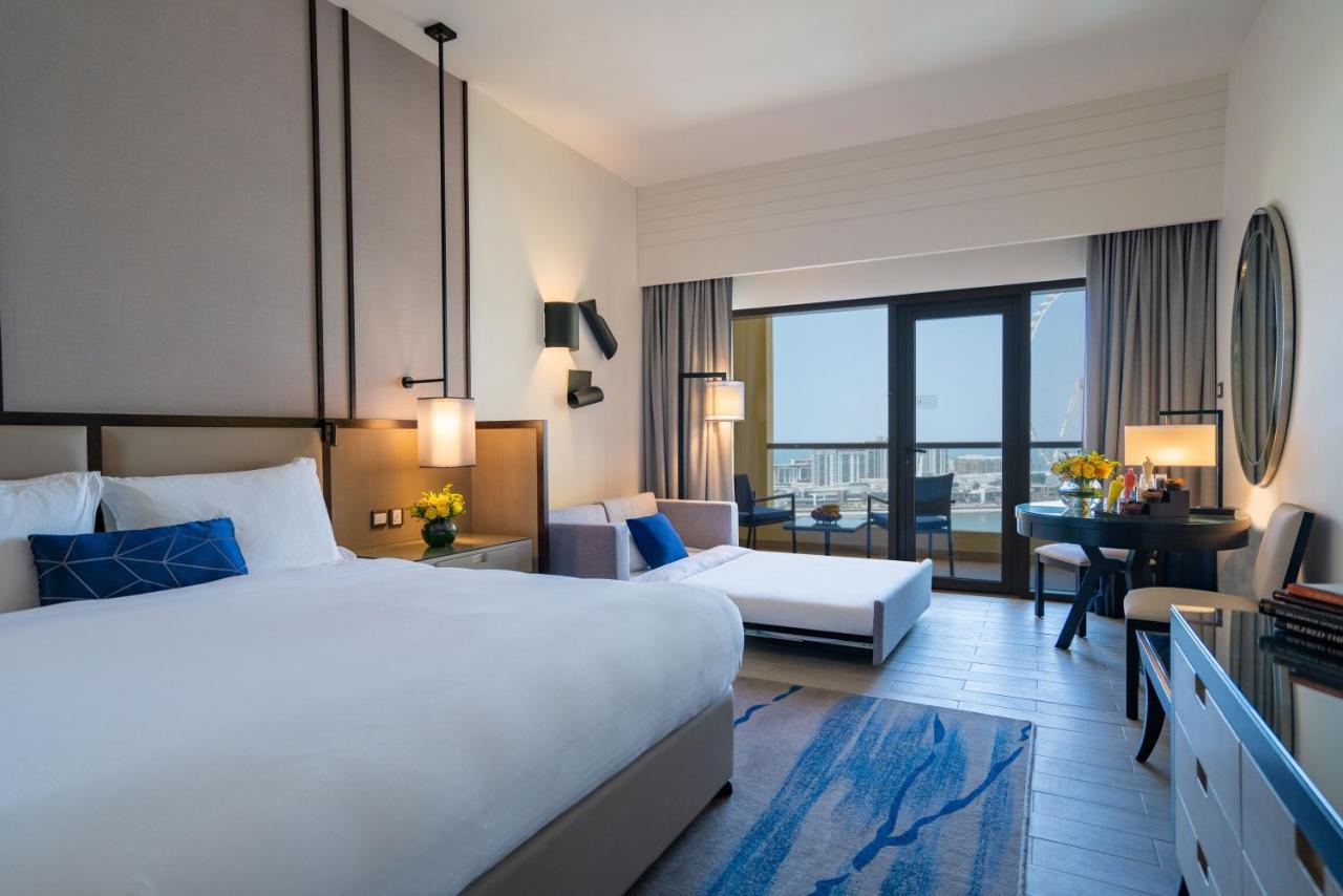 Familienzimmer mit Kingsize-Bett, Balkon und Blick auf die Küste