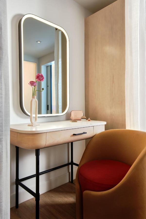 Sky Chamber mit 2 Doppelbetten und Stadtblick — ADA
