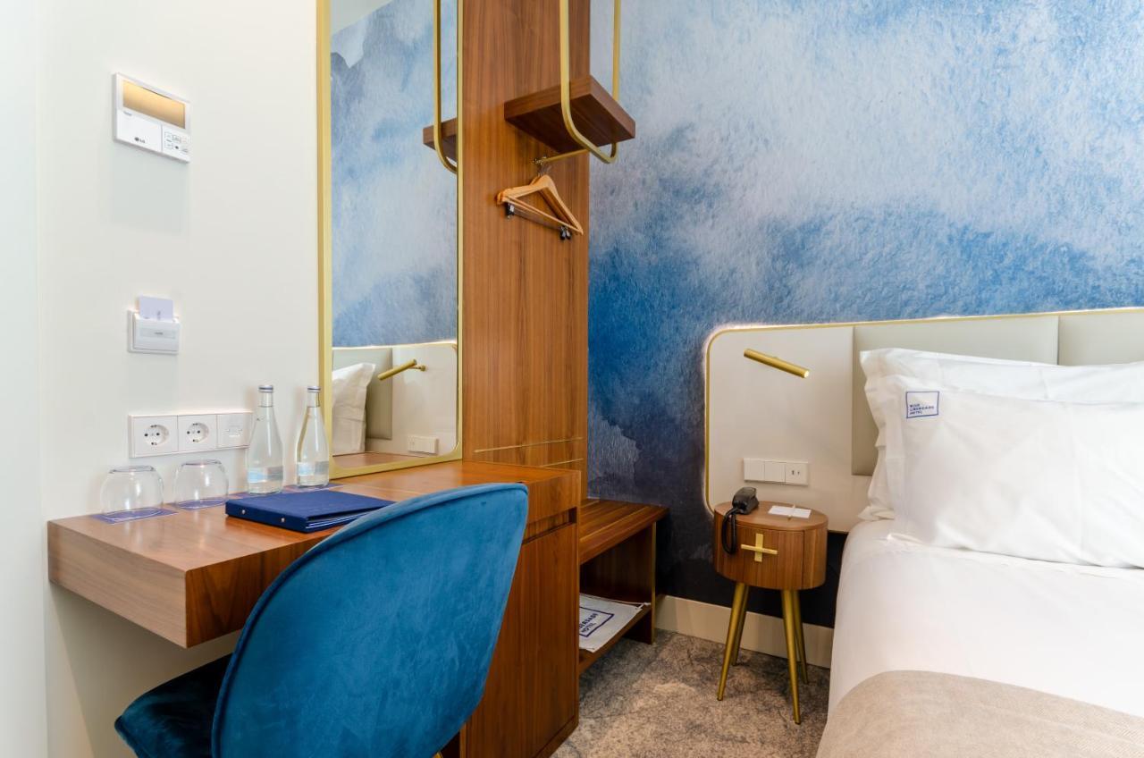 Kleines Doppel- oder Zweibettzimmer mit Stadtblick