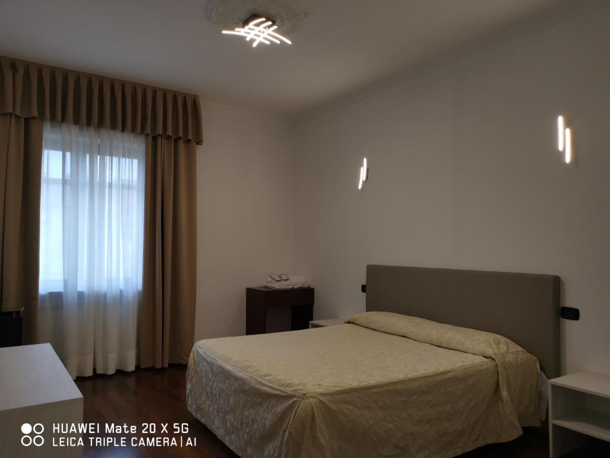 Doppel-/Zweibettzimmer mit Bad