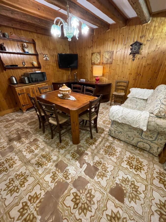 Großes Doppel-/Zweibettzimmer