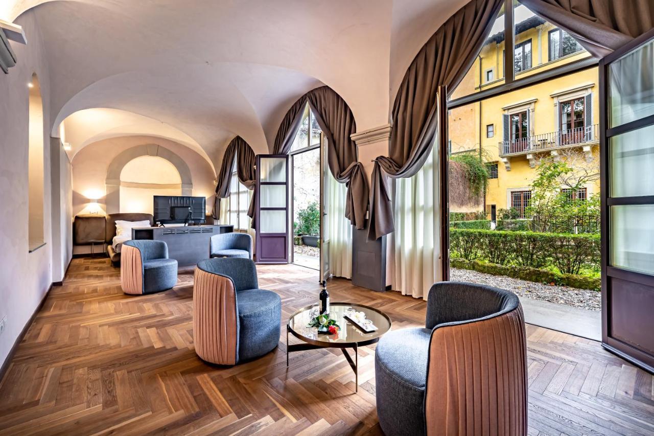 Zimmer mit Kingsize-Bett und Gartenblick.