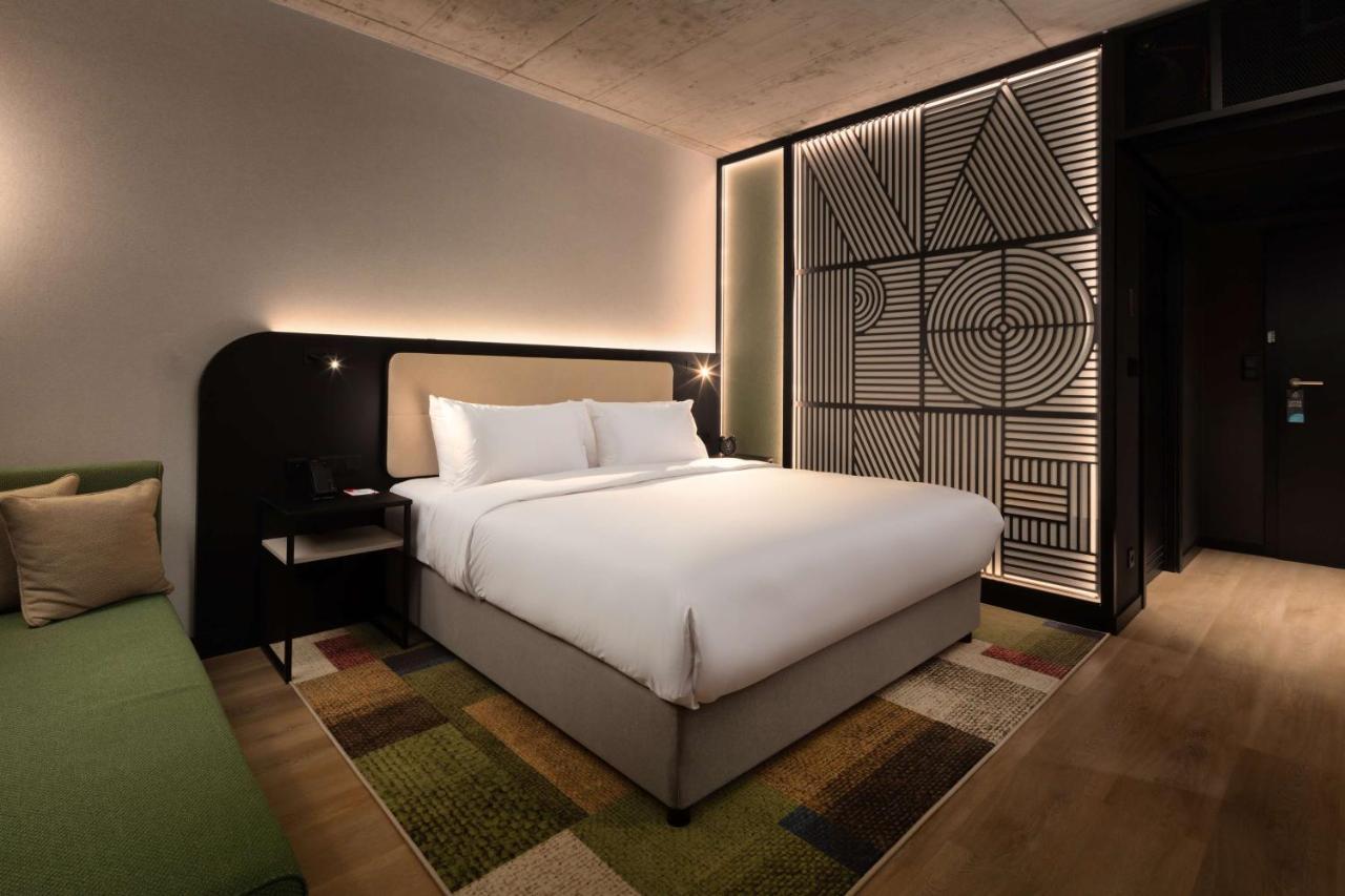 Zimmer mit Kingsize-Bett und Schlafsofa