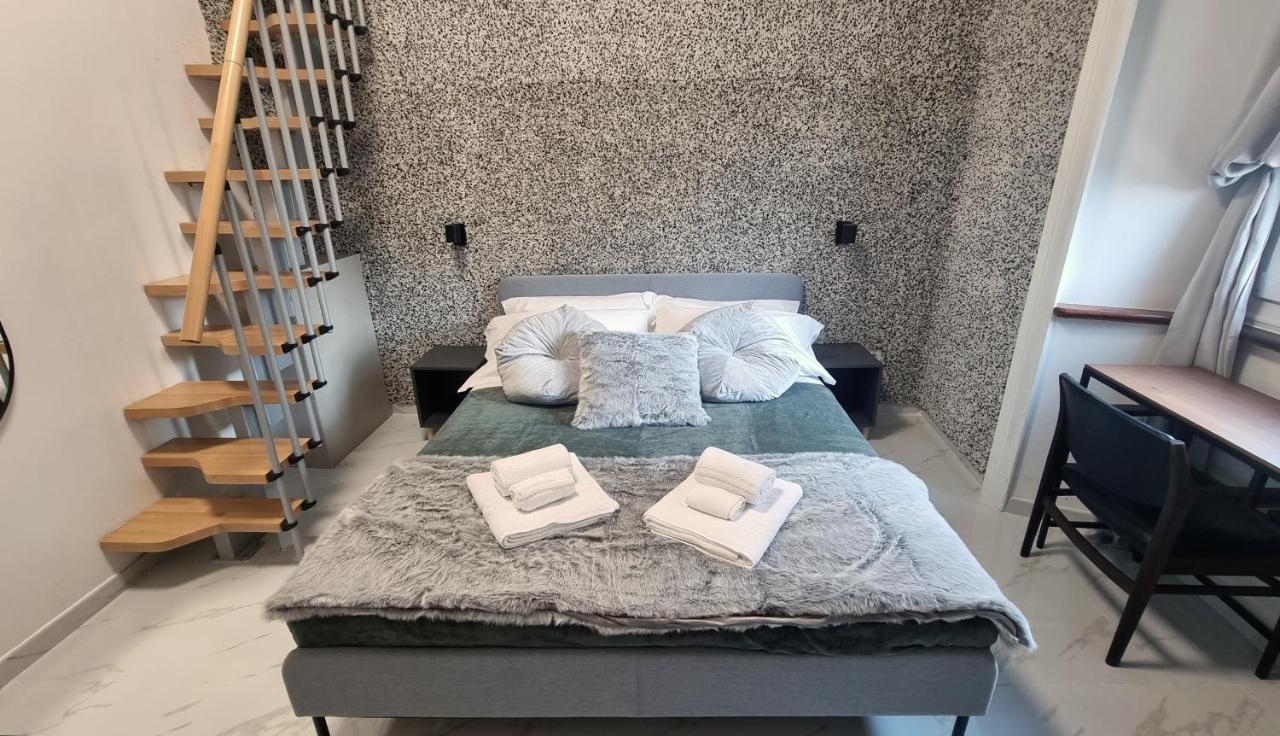 Dreibettzimmer mit eigenem Bad (außerhalb des Zimmers)