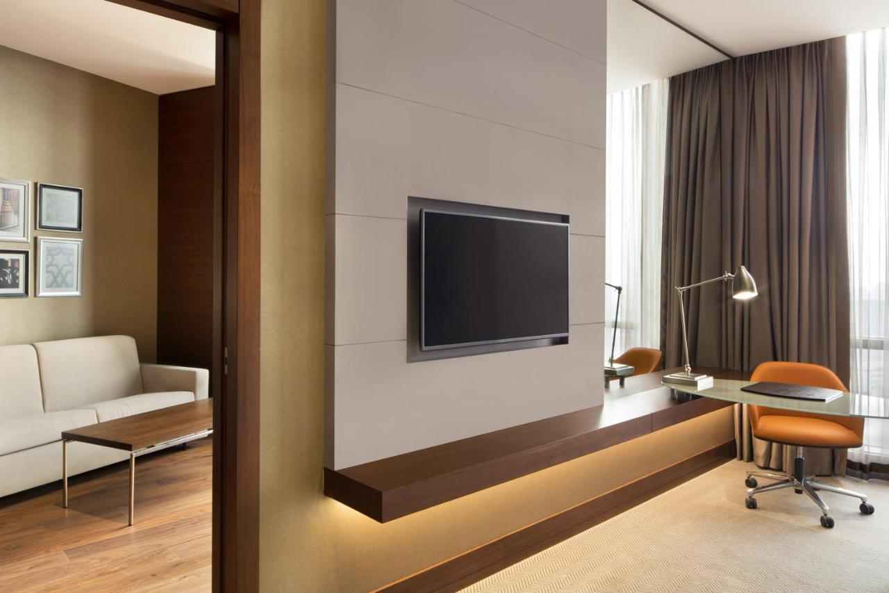 Executive Suite mit Kingsize-Bett, Schlafsofa und Zugang zur Lounge