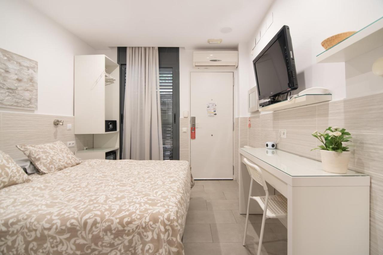 Doppelzimmer mit eigenem Bad und Blick auf den Innenhof