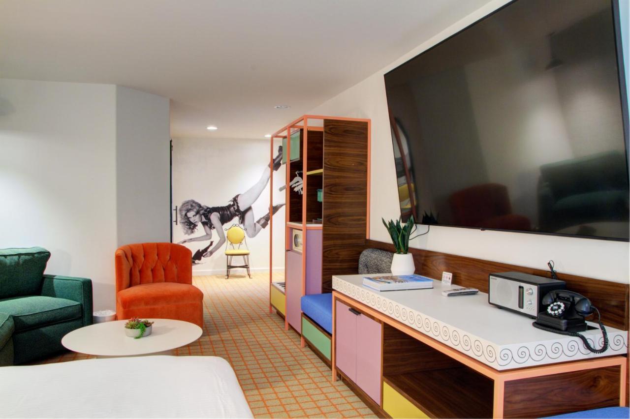Zimmer mit Kingsize-Bett und riesigem TV