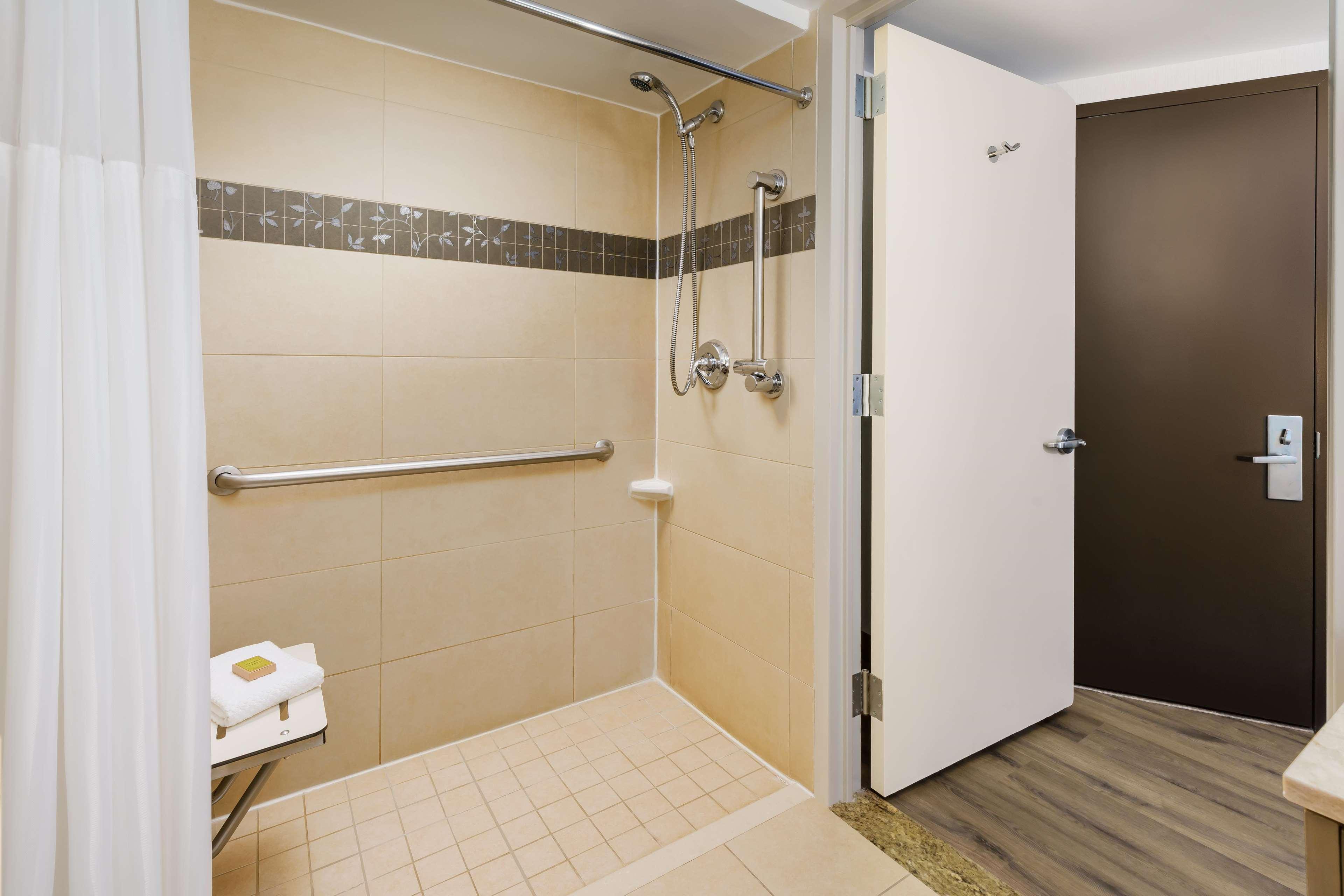 Zimmer mit Queensize-Bett und rollstuhlgerechter Dusche - barrierefrei/Nichtraucher