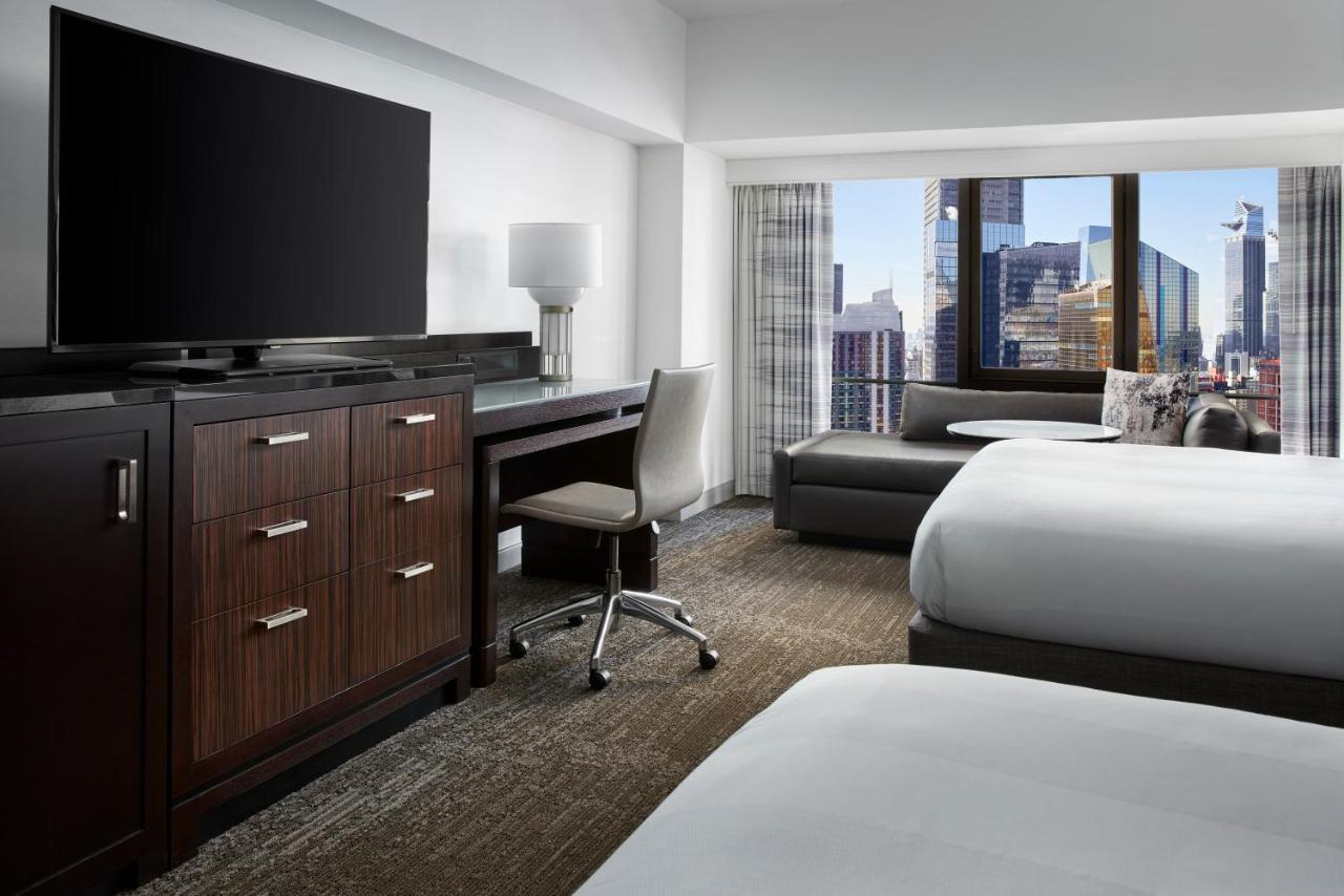 Superior Doppelzimmer mit 2 Doppelbetten und Blick auf den Times Square – für Hörgeschädigte geeignet