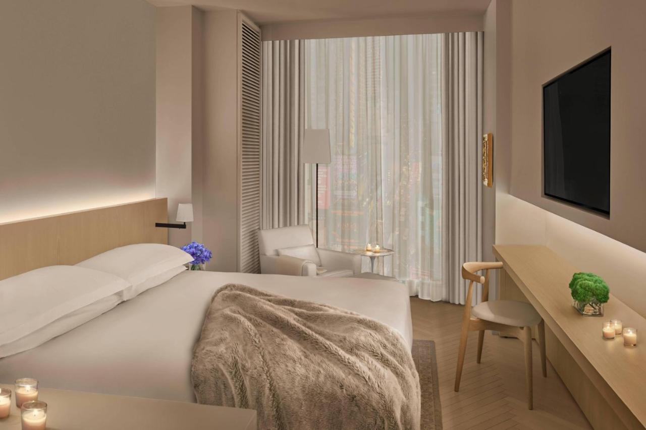 Premier Zimmer mit Kingsize-Bett und Blick auf den Times Square – für Hörgeschädigte geeignet