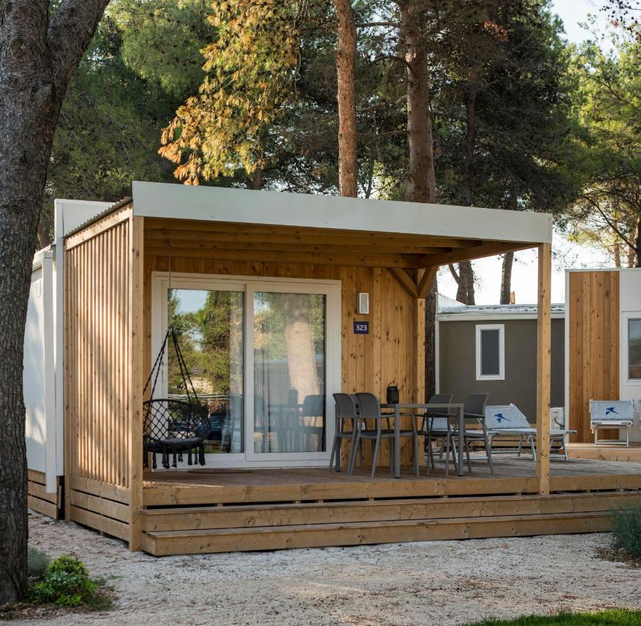 Premium Mobilheim mit 2 Schlafzimmern und Terrasse