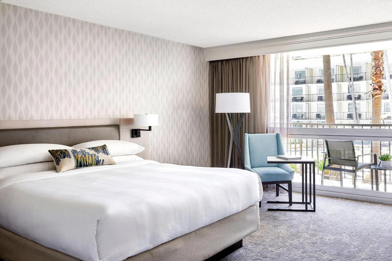 Zimmer mit 1 Kingsize-Bett und Poolblick