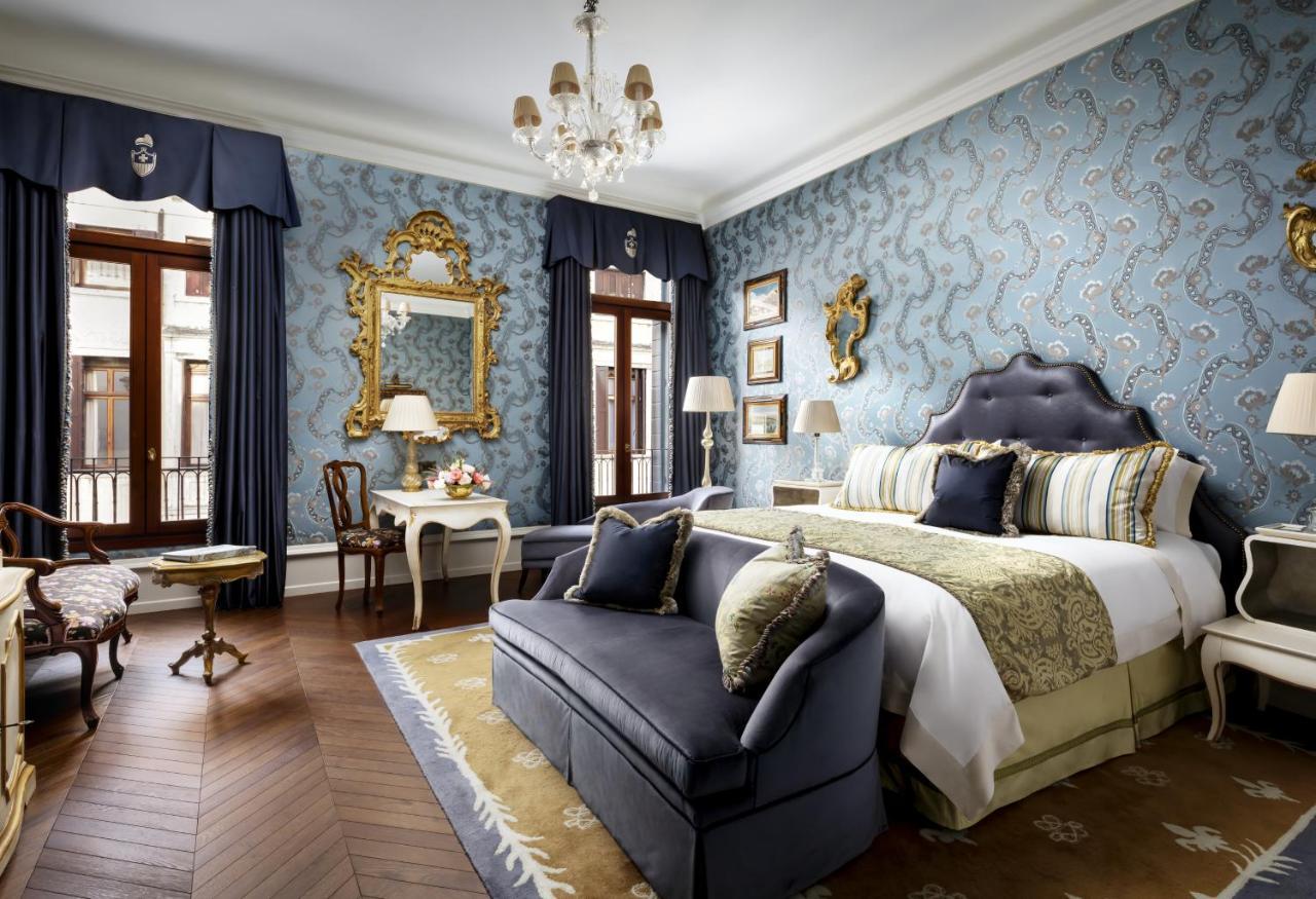 Größeres Prestige Zimmer Giglio mit 1 Kingsize- oder 2 Einzelbetten und Aussicht auf die Kirche Santa Maria del Giglio