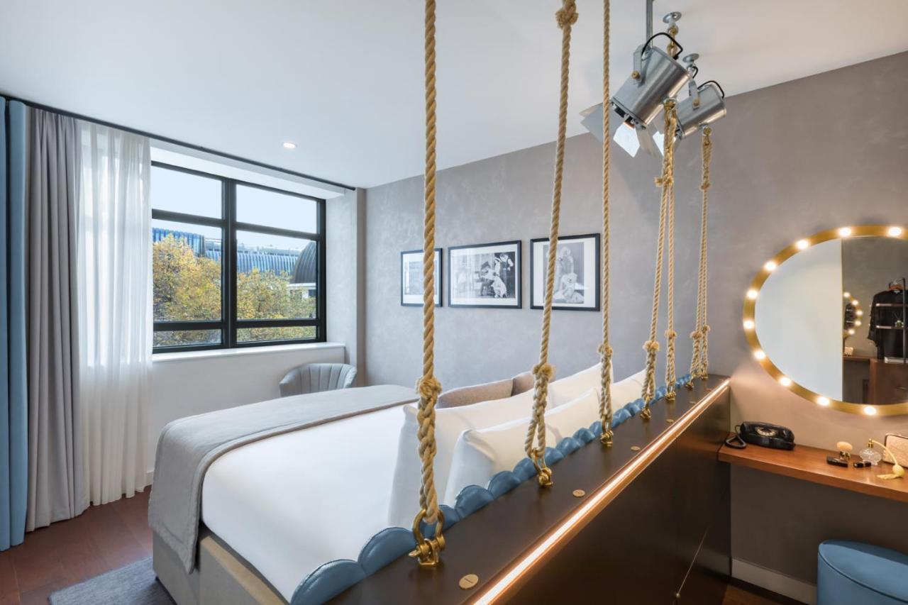 Premium Zimmer mit Queensize-Bett und Stadtblick