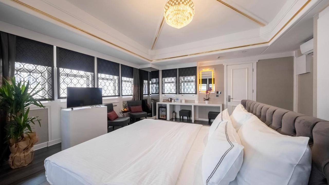 Familienzimmer mit Blick auf die Stadt.