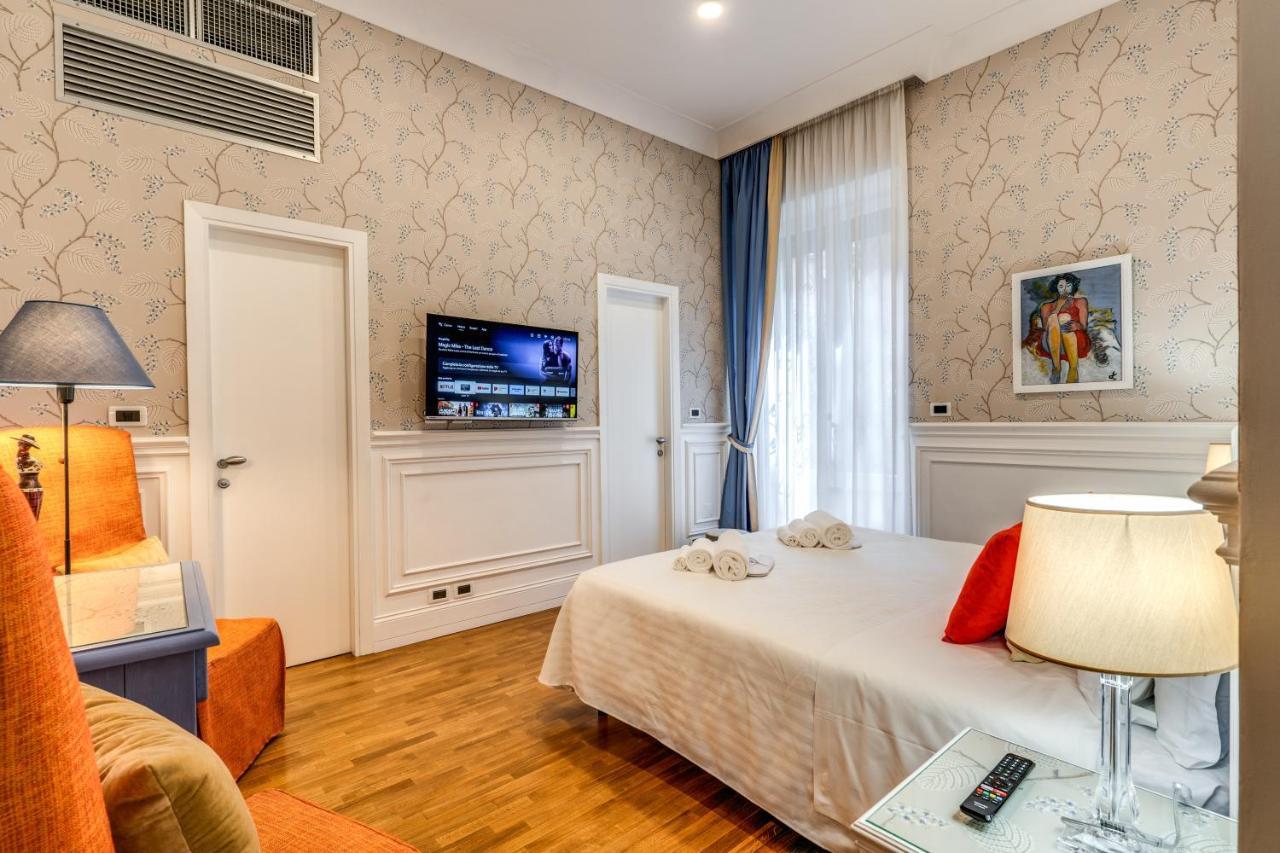Zimmer mit Kingsize-Bett und Gartenblick.