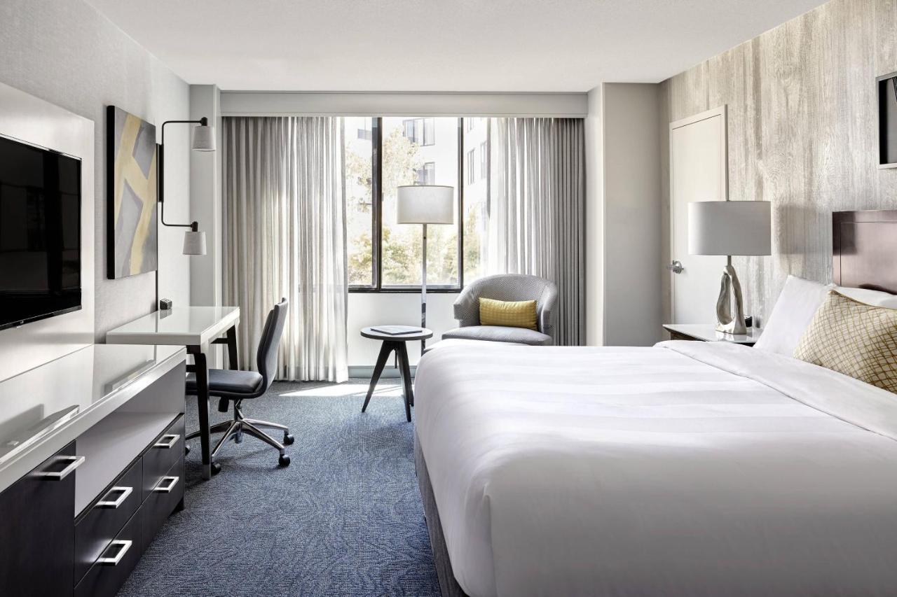 Zimmer mit Kingsize-Bett und Blick auf den Hof