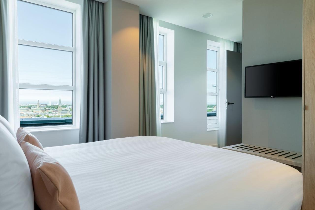 Ferienwohnung mit 1 Schlafzimmer, Kingsize-Bett und Blick auf die Skyline