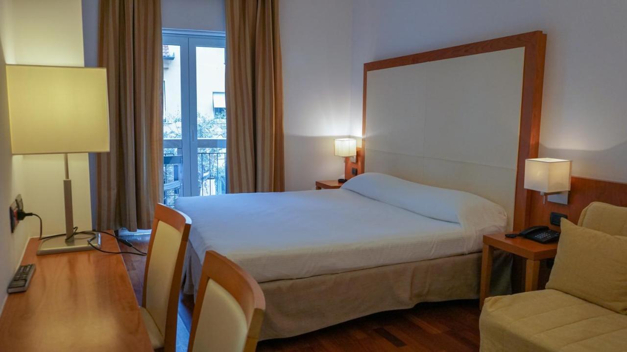Familiensuite mit Balkon und Stadtblick