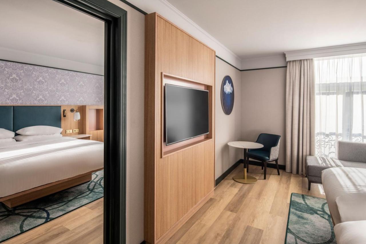 Zimmer mit 2 Schlafzimmern mit Verbindungstür, 1 Kingsize-Bett und 2 Einzelbetten