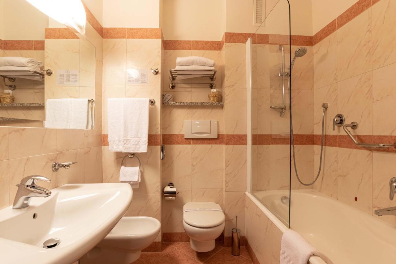 Superior Zimmer mit Queensize-Bett und Zugang zum Pool