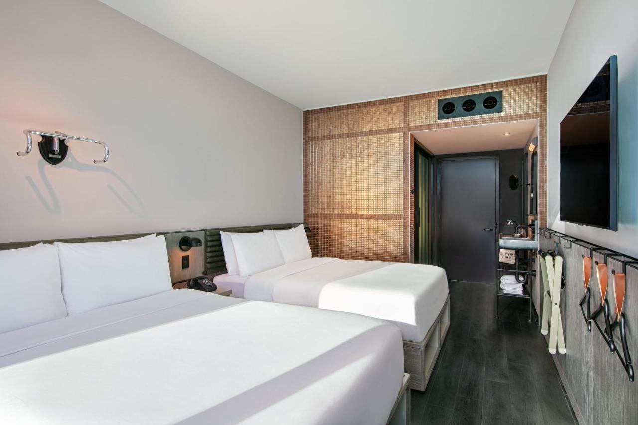 Standard Zimmer mit 2 Queensize-Betten und behindertengerechter Badewanne – barrierefrei