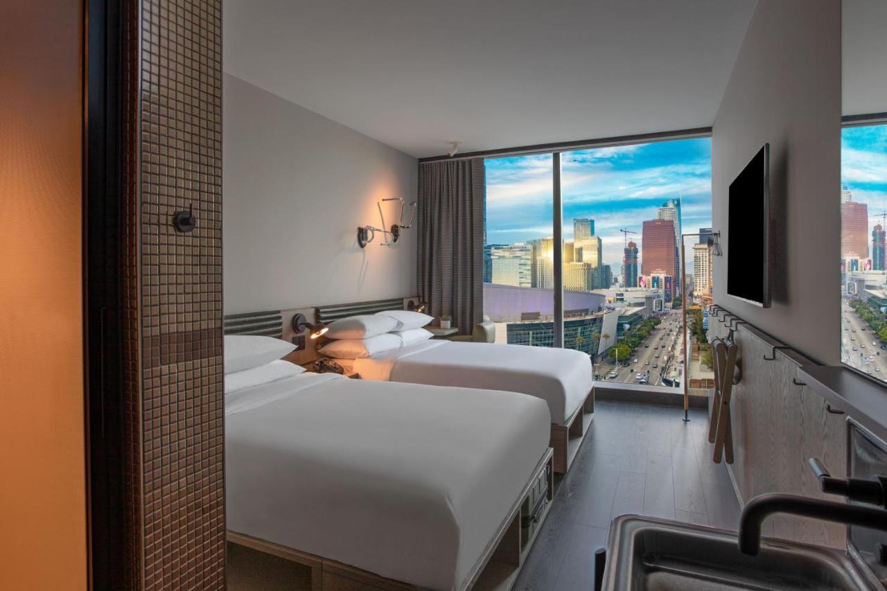 Zimmer mit Queensize-Bett und Stadtblick