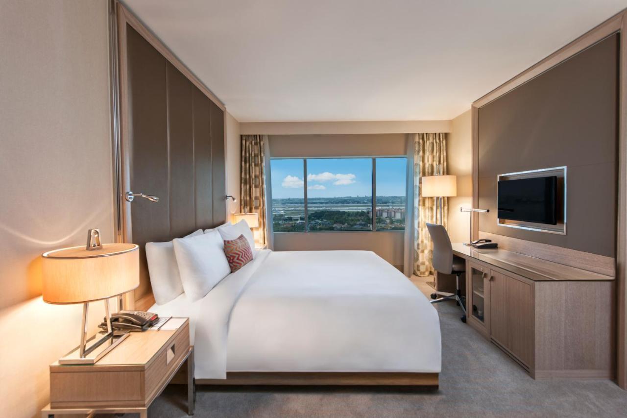 Executive King Room with City View and Club Lounge Access,1643145159:JPEG