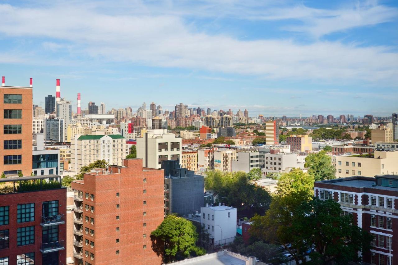 Zimmer mit Kingsize-Bett und Blick auf die Skyline