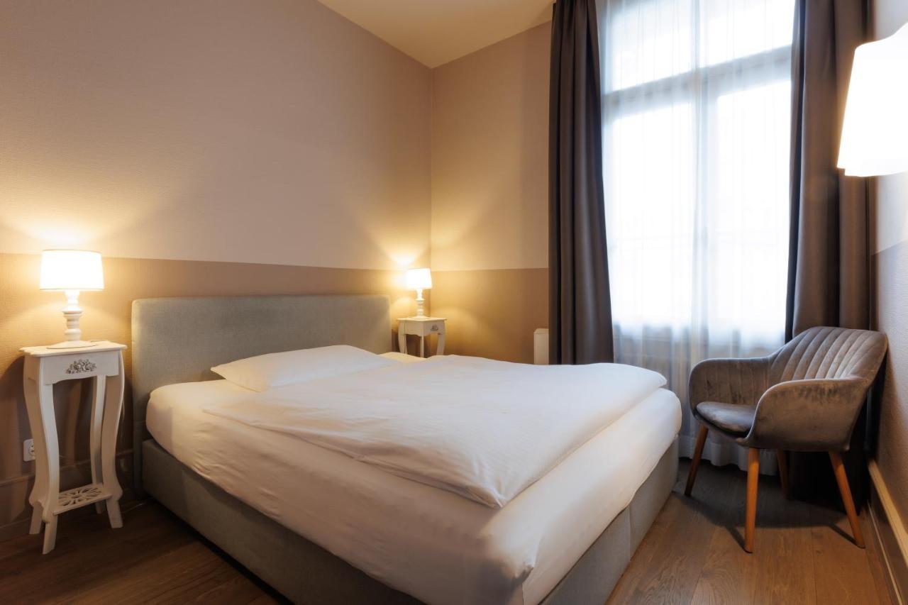 Zimmer Small Grand Lit