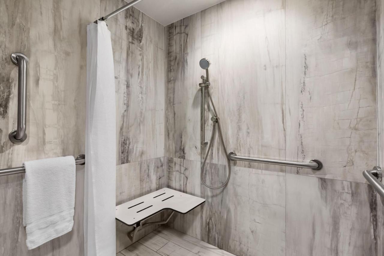Classic Zimmer mit Kingsize-Bett und rollstuhlgerechter Dusche – barrierefrei, für Hörgeschädigte geeignet