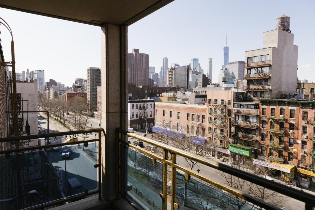 Zimmer mit Kingsize-Bett und Balkon