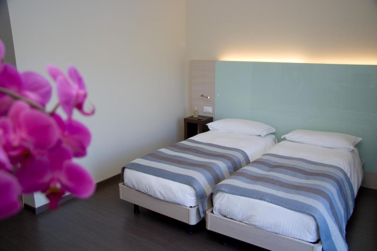 Doppel-/Zweibettzimmer mit seitlichem Meerblick