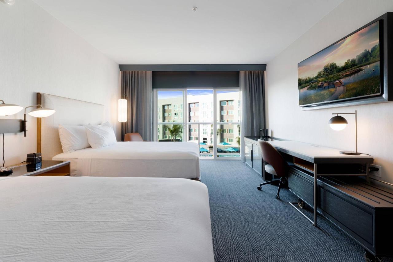 Zimmer mit 2 Queensize-Betten, Balkon und Blick auf das Wasser