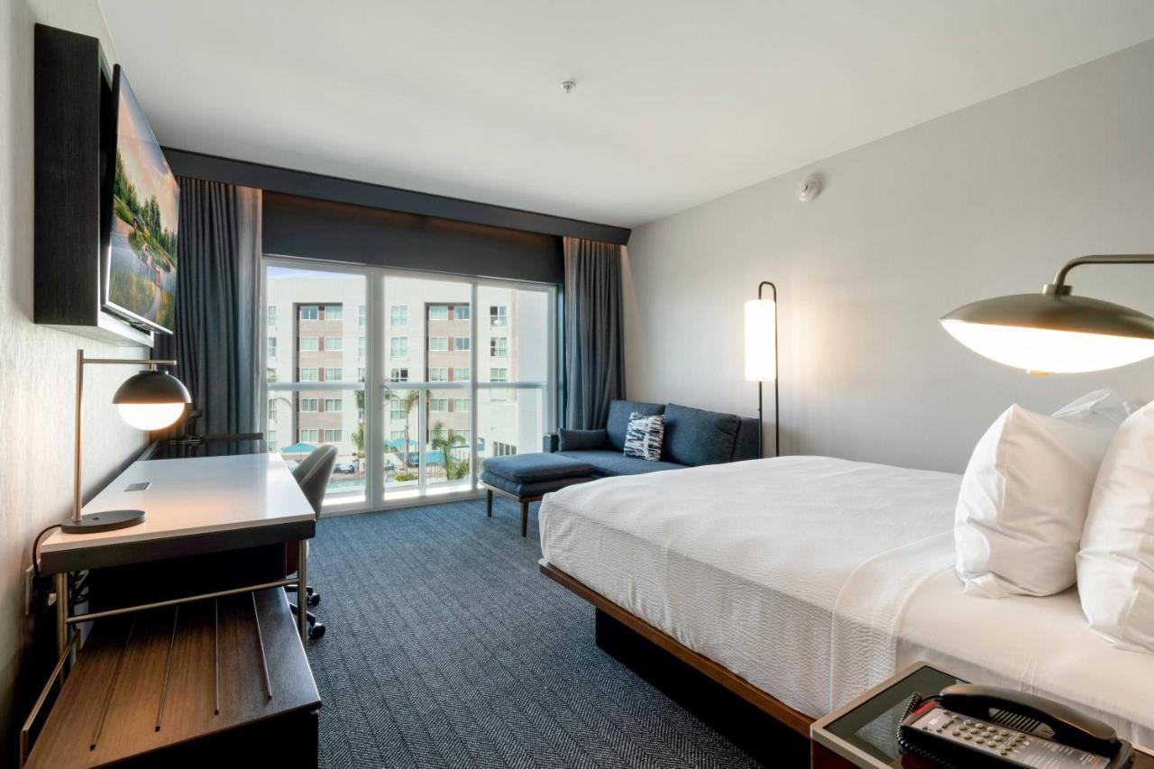 Zimmer mit 1 Kingsize-Bett, Schlafsofa, Balkon und Blick auf das Wasser