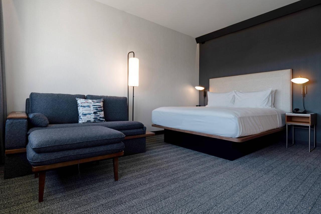 Zimmer mit 1 Kingsize-Bett und Schlafsofa