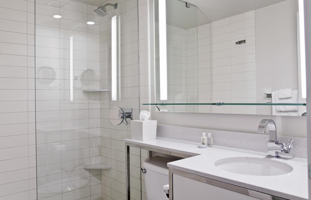 Deluxe Zimmer mit Kingsize-Bett und Poolblick.