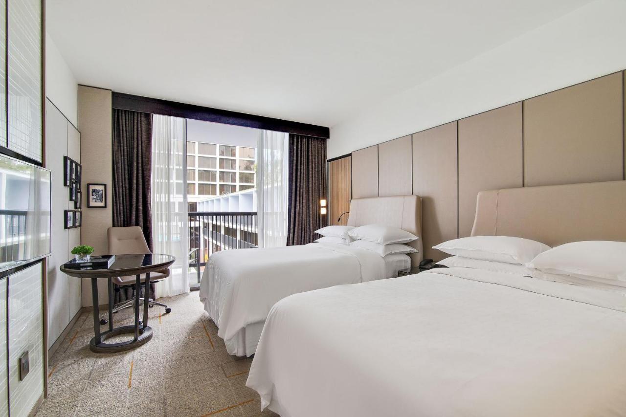 Zimmer mit 2 Queensize-Betten, Poolblick, Zugang zum Pool und Balkon