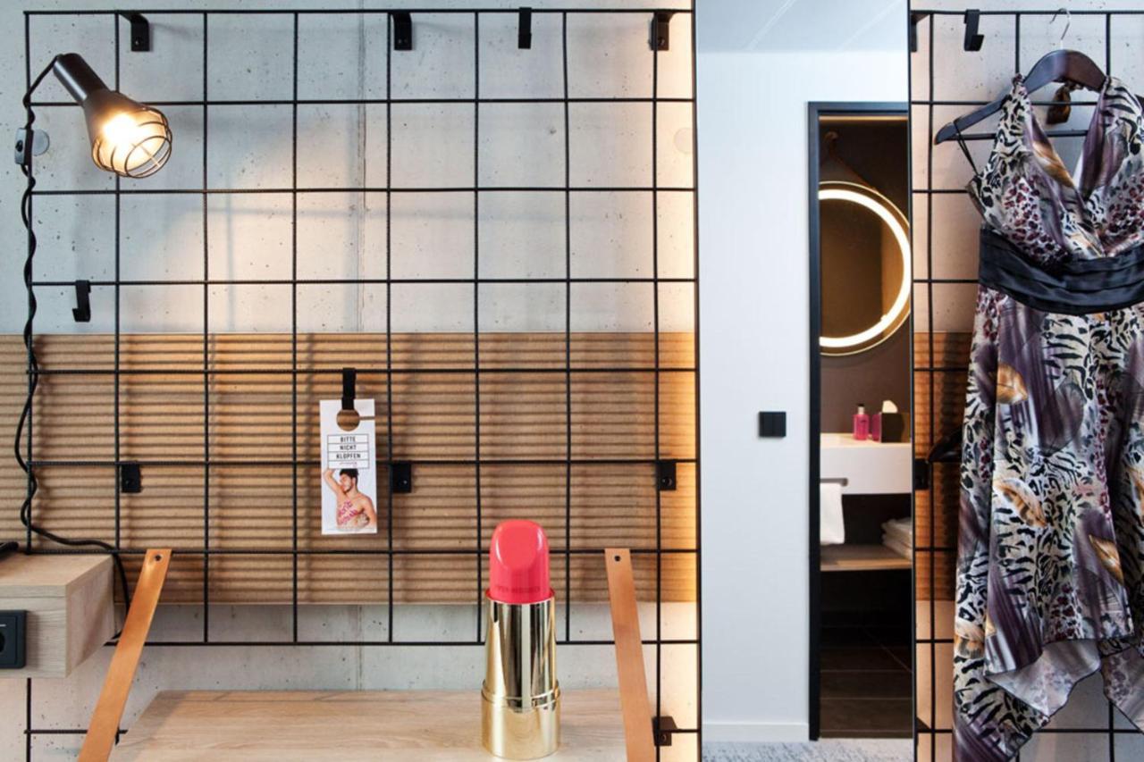 Moxy Familienzimmer mit 1 Queensize-Bett, Schlafsofa und Blick ins Landesinnere
