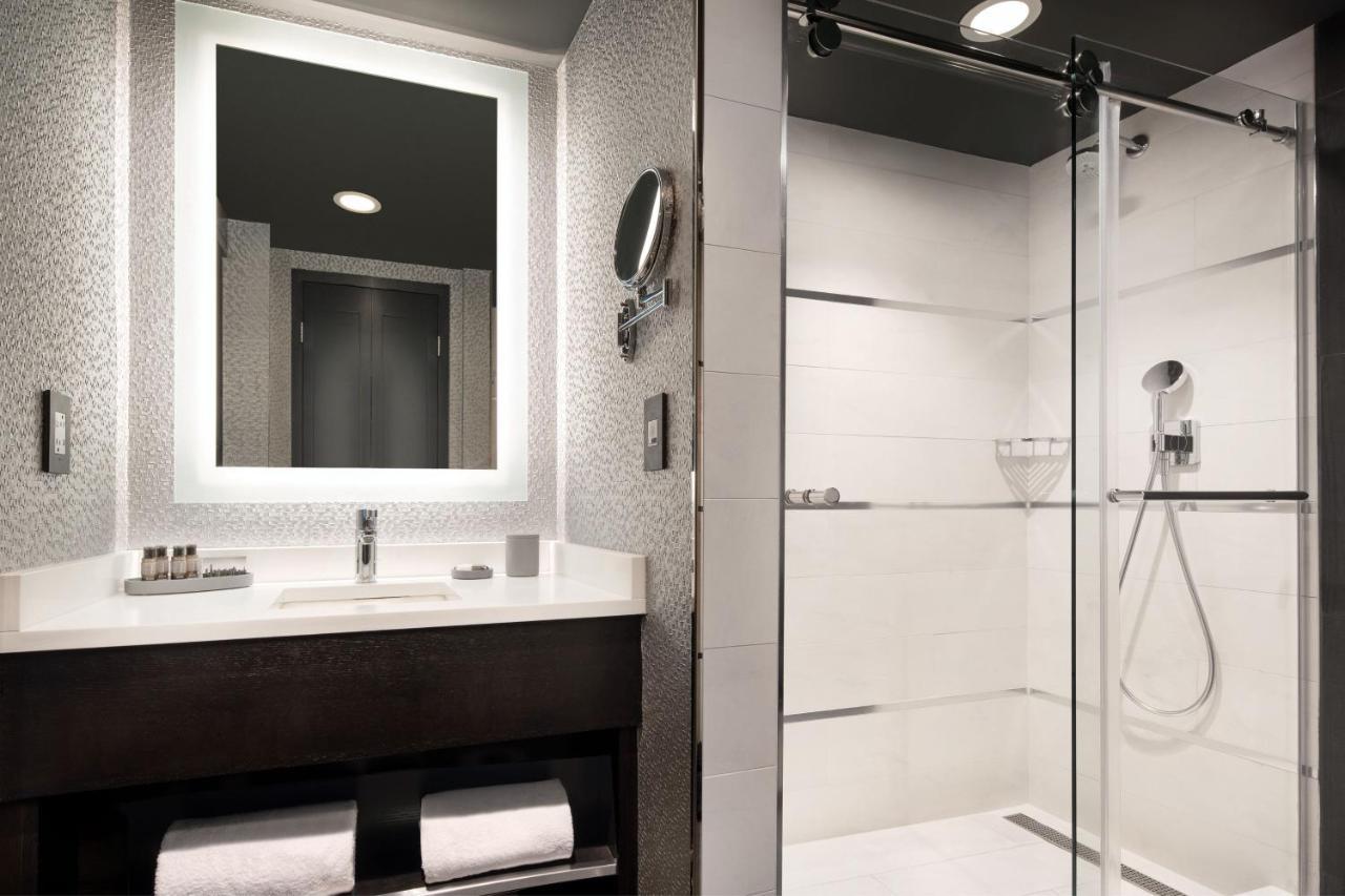 Zimmer mit 2 Queensize-Betten, Stadtblick und barrierefreier Badewanne - barrierefrei