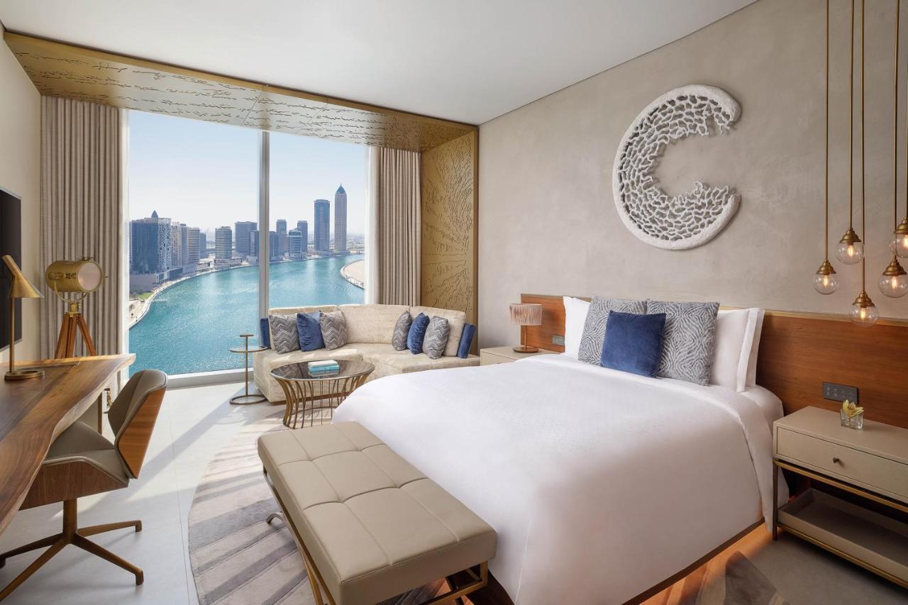 Deluxe Zimmer mit Kingsize-Bett, Kanalblick und dem einzigartigen Butlerservice des St. Regis