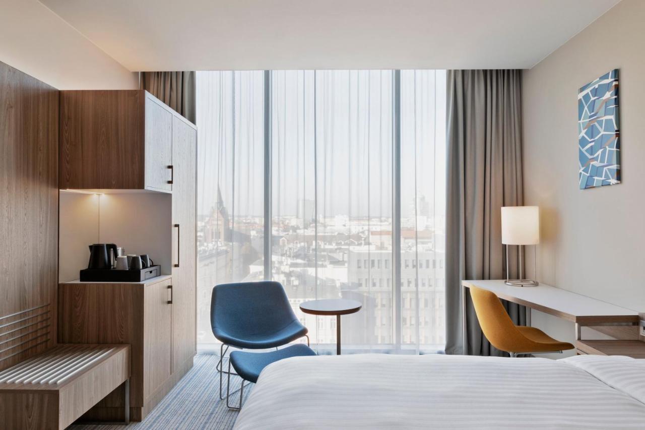 Zimmer mit Kingsize-Bett und Stadtblick
