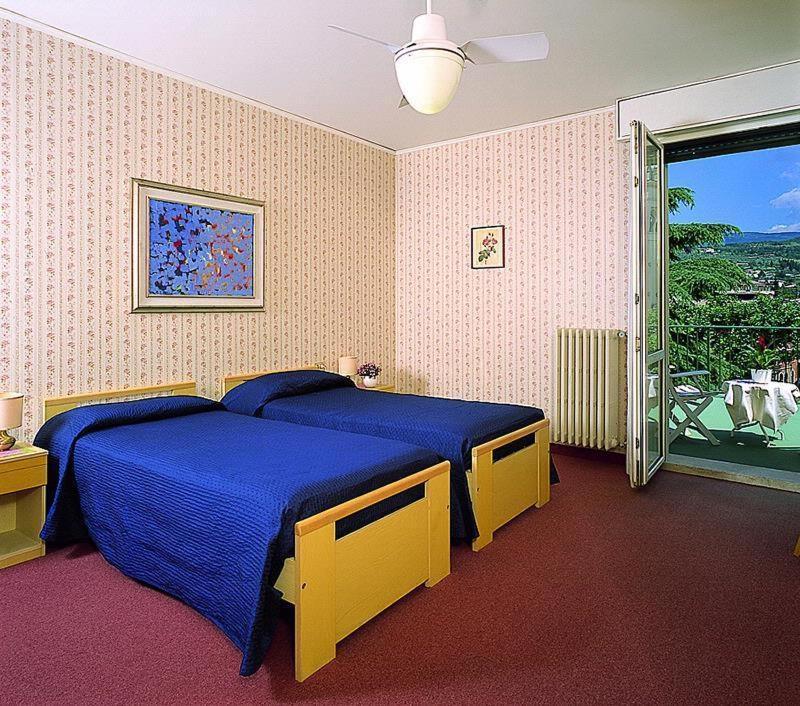 Doppel-/Zweibettzimmer mit Balkon