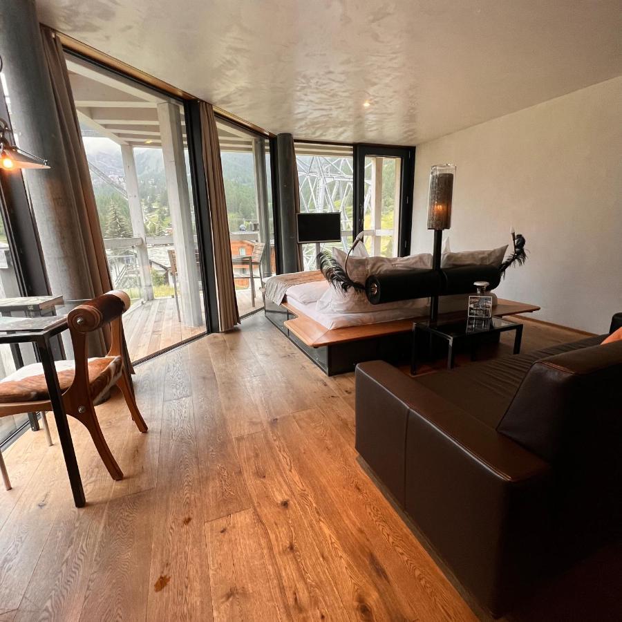 Doppel-/Zweibettzimmer mit Balkon