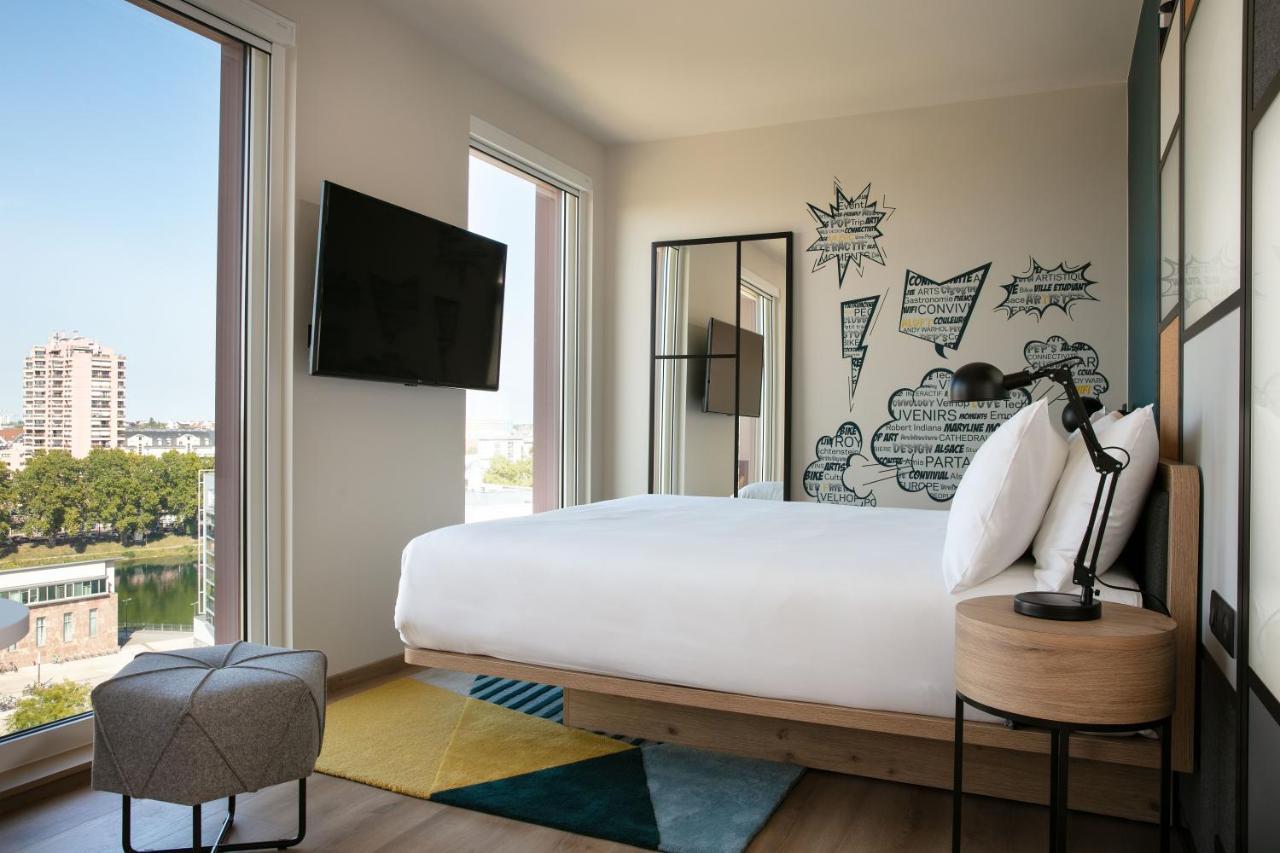 Zimmer mit Kingsize-Bett und Blick auf die Stadt und die Kathedrale