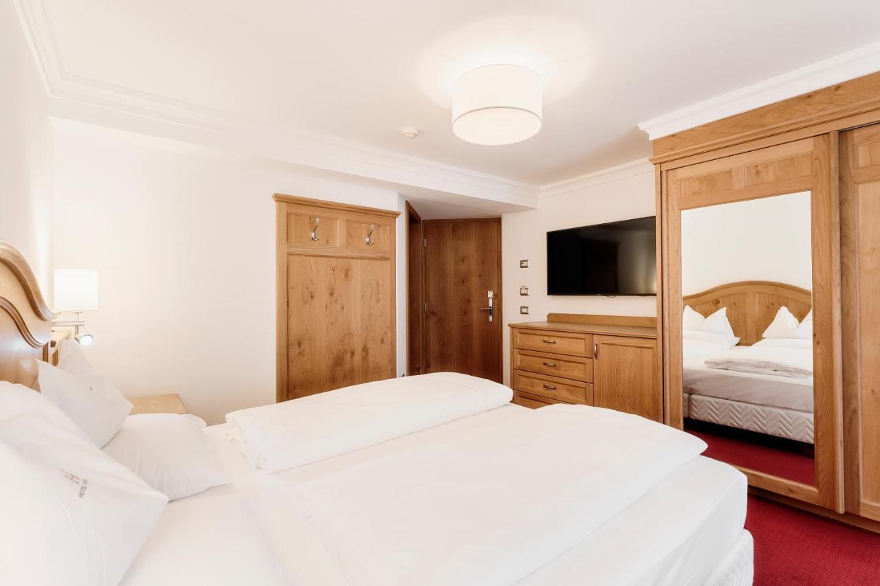 Doppel-/Zweibettzimmer mit Balkon